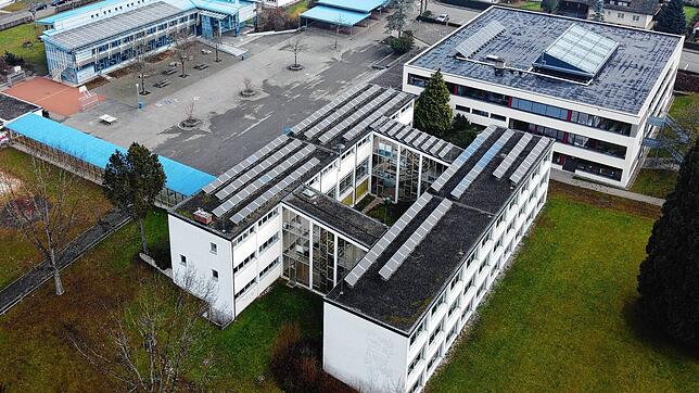 Die Pholotovoltaikanlage auf dem Dach der Wehrer Zelgschule (im Bild vorne rechts) war bei der Inbetriebnahme 2001 die größte des ...