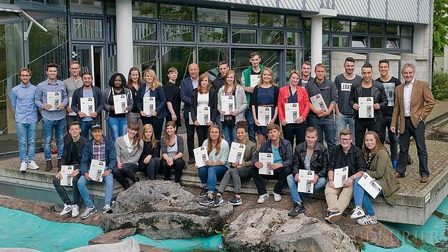 Verabschiedung der Berufsschüler an der Constantin-Vanotti-Schule Überlingen zum Sommertermin 2016. Auf dem Bild sind die Absolventen ...