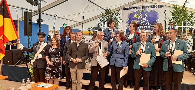 Für 25 Jahre aktives Vereinsleben gewürdigt. Martin Russ (Fähnrich), Bürgermeisterin Marion Frei, Bezirksvorsitzende Nicole Markhardt, ...