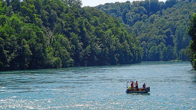 Rettungskräfte aus der Schweiz und aus Deutschland bei einer Suchaktion auf dem Rhein, östlich von Waldshut-Tiengen (Archivbild). Dieses ...
