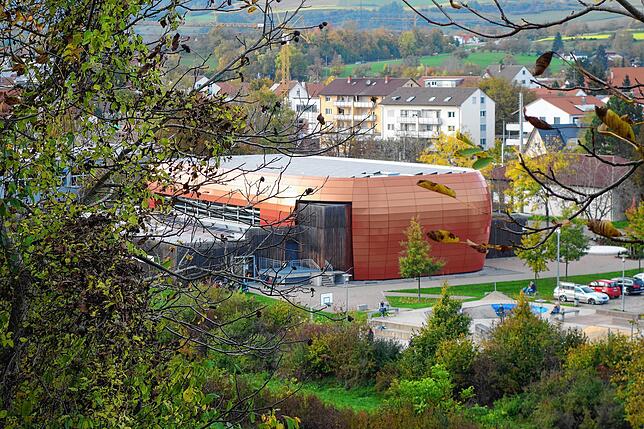 Endlich fertig und dann wieder dicht: die Anne-Frank-Halle in Engen.