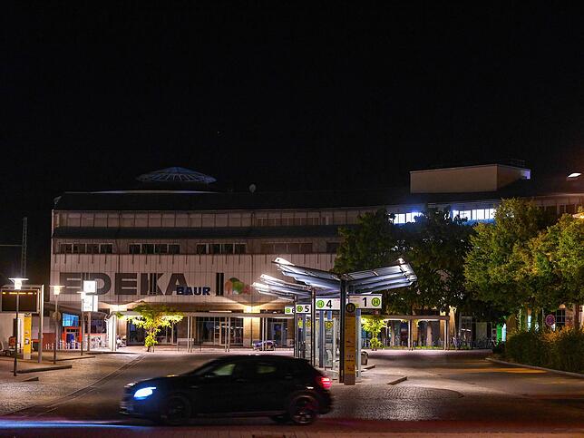 Hell erleuchtet ist der Busbahnhof am Hafen.