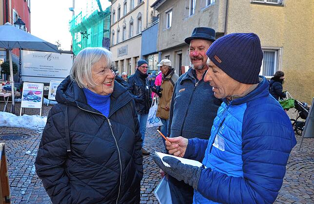 Helga Todt im Gespräch mit Peter Blezinger und Karl King von der Umweltgruppe Markdorf. Im Hintergrund unterhält sich Bernhard Oßwald ...