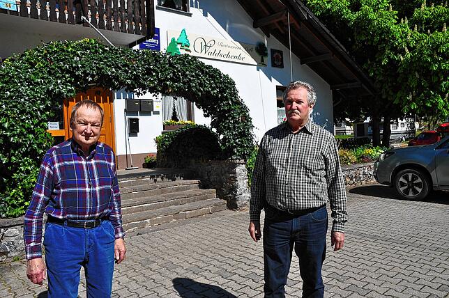 Die Inhaber des Schlüchttal Campings und der Waldschenke Wolfgang Matt (links) und Hartmut Kaiser möchten das 40-jährige Bestehen ihres ...