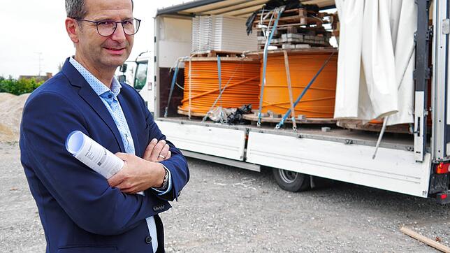 Bürgermeister Patrick Stärk freut sich auf den Ausbau des Glasfasernetzes in Mühlhausen-Ehingen. Auch wenn die Kabeltrommeln im ...