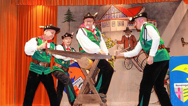 Neu-Holzer Alexander Hahn (rechts) musste bei der Versammlung zunächst sein Können unter Beweis stellen.