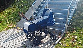 Der verlassene Kinderwagen am Treppenaufgang beim zentralen Busbahnhof.