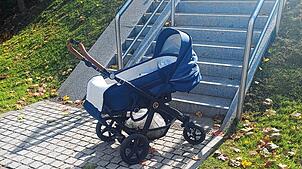 Der verlassene Kinderwagen am Treppenaufgang beim zentralen Busbahnhof.
