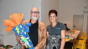 Schultüte und Ranzen gehören dazu: Joachim Spitz, Initiator der Prokids-Stiftung, und Melanie Winterhalter, organisatorische Leiterin ...