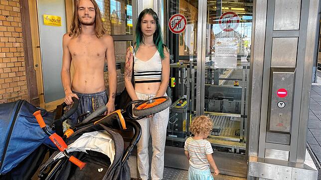 Alexandra Wilhelm und Christian Handschuh mussten richtig schwer schleppen, um mit Kindern, Kinderwagen und Laufrad von Gleis 2 in die ...