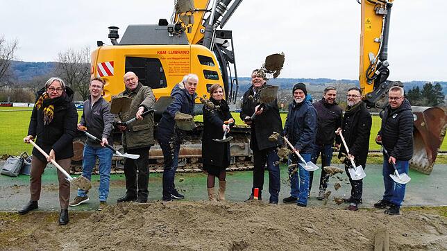Am Bauplatz steht bereits schweres Gerät für die Baustraße für das neue Haus der Vereine. Den Spatenstich dazu feiern (von links) Thomas ...