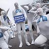 Umwelt-Aktivisten weisen bei einer Demonstration im Februar 2018 in Stuttgart auf die gefährliche Wirkung von Luftschadstoffen hin. ...