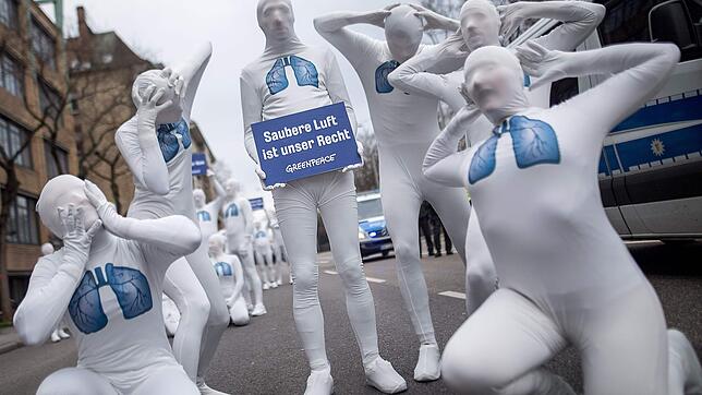 Umwelt-Aktivisten weisen bei einer Demonstration im Februar 2018 in Stuttgart auf die gefährliche Wirkung von Luftschadstoffen hin. ...
