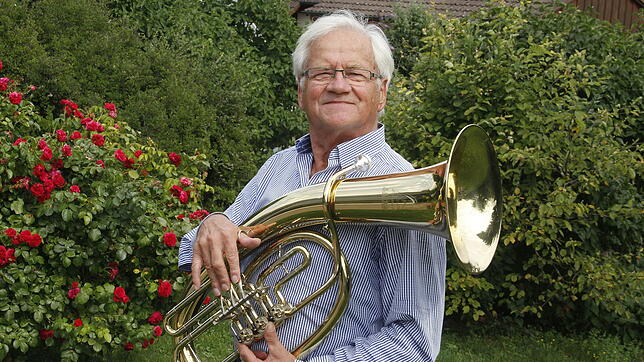 Nach der Klarinette kam das Tenorhorn, dann nahm er den Taktstock in die Hand: Edwin Häufle aus Ehingen ist Musiker aus Leidenschaft und ...