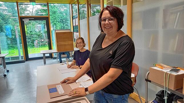 Kommunal- und Europawahl in Steißlingen: Wahlhelferinnen Miriam Krüger (hinten) und Sandra Lempp im Einsatz im Wahllokal in der Schul-Mensa.