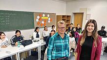 Ausbildungskoordinatorin Tatjana Ganser (rechts) und Teamleiterin Michaela Müller von der Sozialstation bereiten die Schüler auf ihre ...