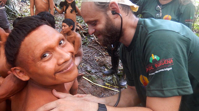 Ein Expeditionsmitglied hört die Herzfrequenz eines Mannes aus dem Volk der Korubo ab. Die Reise in das Gebiet des indigenen Stamms galt ...