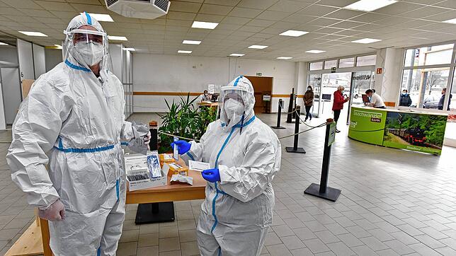 Steven Reinert (links) und Petra Wölfle vom DRK Blumberg nahmen beim Start des kommunalen Testzentrums in Blumberg am 19. März in ...