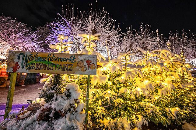Der Weihnachtsmarkt am See in Konstanz ist in weiße Pracht gehüllt.
