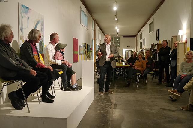 Lothar Riebsamen (stehend, Mitte) erinnerte beim Geburtstagsfest an die Anfänge der Kunsthalle. Auf der kleinen Bühne sitzen ehemalige ...