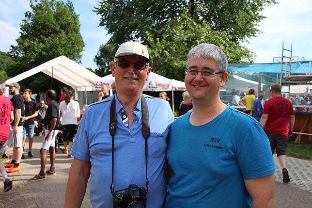 Der Vorsitzende des Radsportvereins Ofteringen, Andreas Merk mit seinem Vater, Georg Merk, der sämtliche Ereignisse in Ofteringen im ...