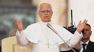 Papst Leo XIV. begrüßt die Gläubigen während der wöchentlichen Generalaudienz auf dem Petersplatz.