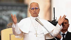 Papst Leo XIV. begrüßt die Gläubigen während der wöchentlichen Generalaudienz auf dem Petersplatz.