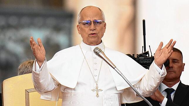 Papst Leo XIV. begrüßt die Gläubigen während der wöchentlichen Generalaudienz auf dem Petersplatz.