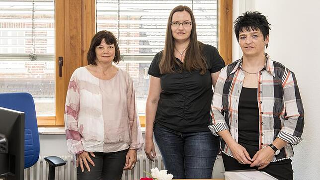 Sie betreuen die Beratungsstelle: Andrea Lenz, Sekretariat, Nicole Schäfer, Fachmitarbeiterin und Iris Gerster, Leiterin von Morgenrot. ...
