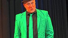 Bernd Kohlhepp alias Hämmerle erobert die Bühne der Ofteringer Klosterschüer mitsamt seinem Publikum im Sturm. Foto: Sandra Holzwarth
