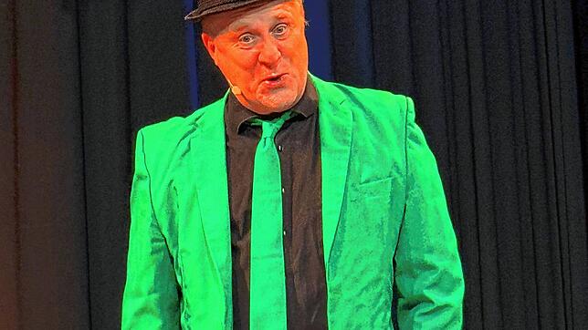 Bernd Kohlhepp alias Hämmerle erobert die Bühne der Ofteringer Klosterschüer mitsamt seinem Publikum im Sturm. Foto: Sandra Holzwarth