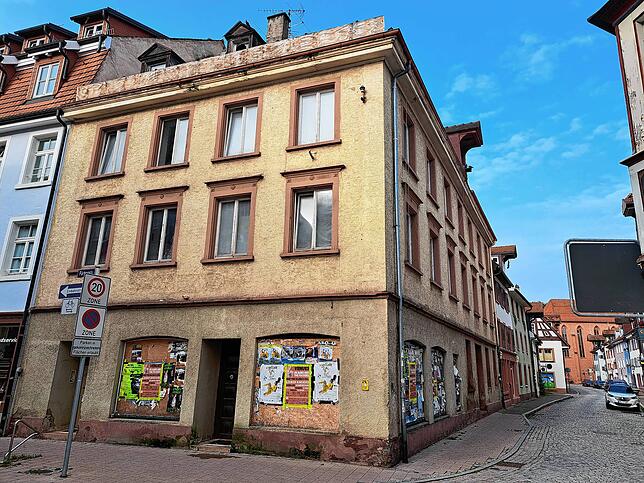 Rund 300 Stadtauben haben sich in diesem leerstehenden Gebäude in der Färberstraße 12 eingenistet. Sie sollen umgesiedelt werden, wenn ...