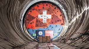 In Göschenen ist Tunnelbohrmaschine Alessandra am Start, ihre Schwestermaschine Paulina am anderen Ende des Berges hat schwere Probleme.