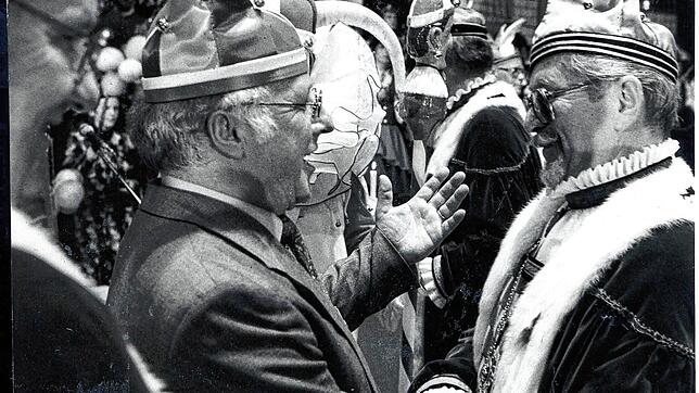 Norbert Blüm (Mitte), damals Arbeitsminister in der Regierung von Helmut Kohl, mit dem damaligen Narrenrichter Walter Schneider ...