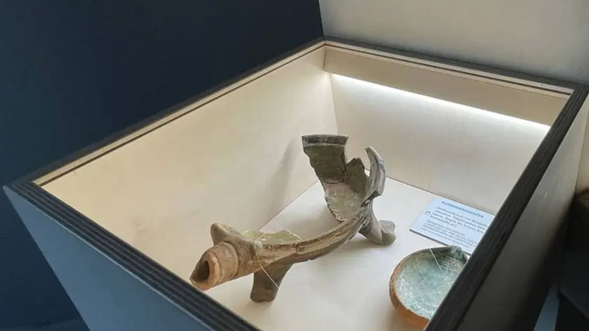 Die Wandervitrine mit originalen Fundobjekten gastiert in diesem Jahr in 21 Fricktaler Gemeinden. Bilder: Kantonsarchäologie Aargau