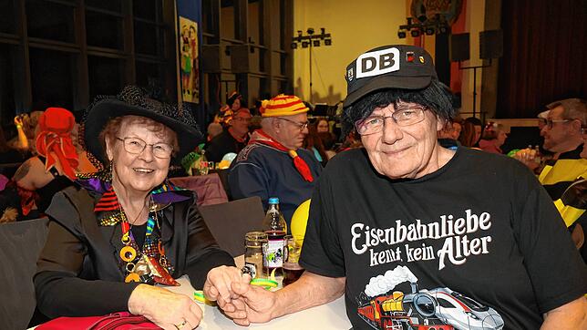 Bild : Narren in Action: 120 Jahre Immendinger Strumpfkuglerzunft in faszinierenden Bildern