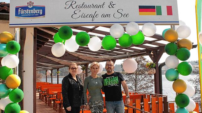 Dieses Team verwöhnt ab sofort die Gäste im neuen Restaurant & Eiscafé am See: Laura Boanca und das Pächterehepaar Joana und Lucian Habich.