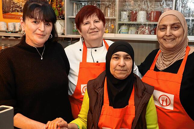 Ohne sie würde im Tafel-Restaurants nichts laufen. In der Küche unabkömmlich sind (von links) Marion Harbeck, Eva Pal, Dalal Kaskhoush ...