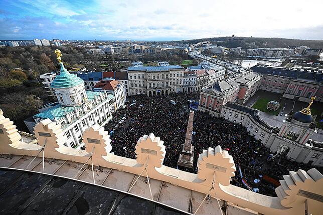 Menschen stehen während der Demonstrationen &ldquo;Potsdam wehrt sich&bdquo; auf dem Alten Markt.