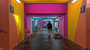 Der Bahnhof Singen wird bunt, Künstler Bert Binnig übernimmt die Gestaltung im Auftrag der Deutschen Bahn.