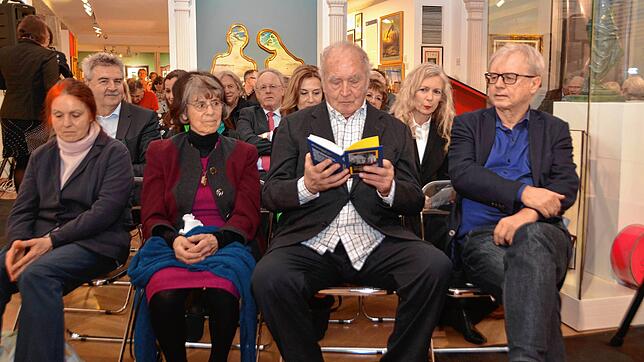 Martin Walser wirft einen Blick in den druckfrischen Band mit „neuen Einsichten“ zu seinem Werk, den ihm bei der ...