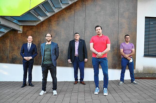 Bürgermeister Jonathan Berggötz führt Pascal Wölfle in sein neues Amt ein und verabschiedet Karlheinz Ullrich. Alexander Gauerhof rückt ...