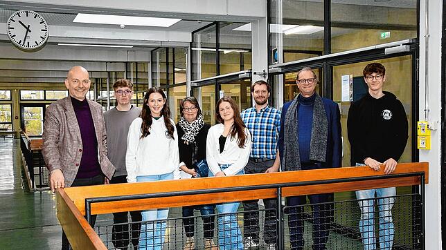 Schülerinnen und Schüler führen Oberbürgermeister Jürgen Roth durch das Gymnasium am Deutenberg, wobei es viel Spannendes zu entdecken ...