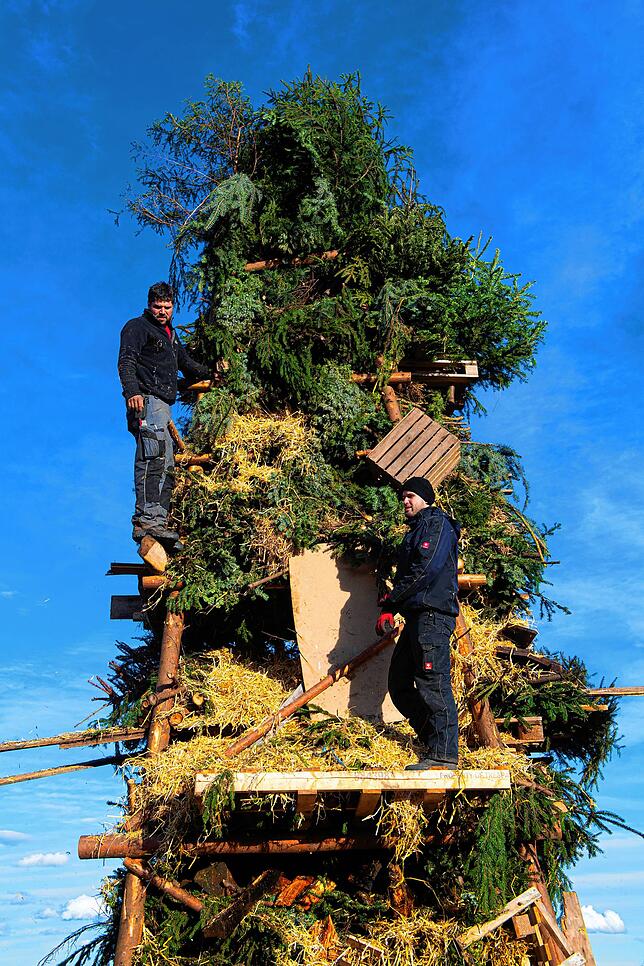 Holzschlag: Arbeiten am traditionellen Fasnetfunken in luftiger Höhe.