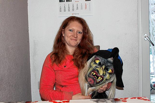 Die Schriftführerin der Wutach-Hexen, Corinna Ehlert, macht Werbund für die Eröffnung der Schwäbisch-Alemannische Fasnacht.