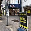 Geschäftsaufgabe: Zum 31. März schließt K&L-Ruppert in Friedrichshafen. Noch im April soll das Geschäft mit neuem Namen und bewährtem ...