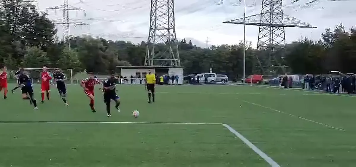 Alessio Paciulli trifft die Latte SÜDKURIER