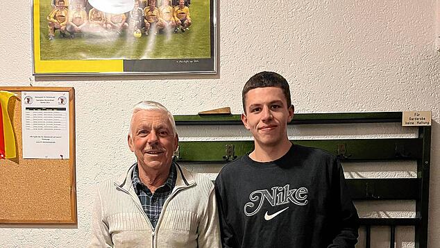 Sind lang und gerne Mitglieder beim FC Herrischried: Karlheinz Frank ist sei t 50 Jahren dabei, Ramy Braiek seit zehn Jahren. Foto: ...