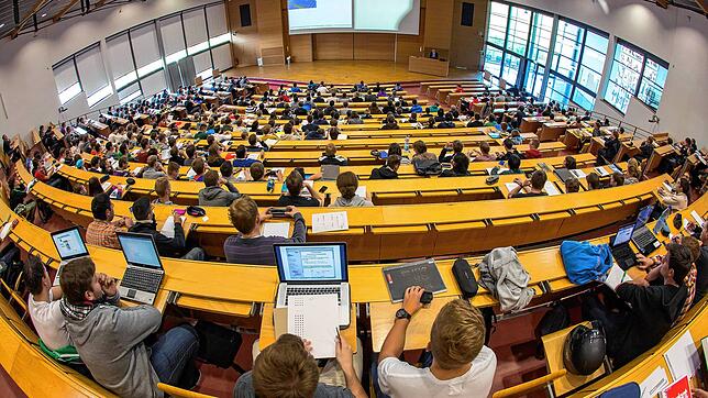 Immer mehr junge Menschen in Deutschland haben einen tertiären Abschluss &ndash; also einen akademischen Abschluss oder einen Meister-, ...