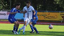 Im Schwarzwald-Derby zwischen dem FC Neustadt (blau) und dem SV Aasen (weiß) gab es viele Zweikämpfe. Der dominante SV Aasen gewann ...